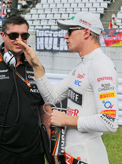 Nico Hulkenberg, Sahara Force India F1 avec Bradley Joyce, Ingénieur de Course Sahara Force India F1