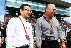 Takahiro Hachigo, Honda CEO en Ron Dennis, McLaren Executive Chairman op de grid