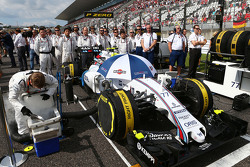 L'équipe de Valtteri Bottas, Williams FW37 lorsque la grille écoute l'hymne national