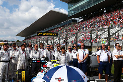 Механіки Валттері Боттаса, Williams FW37 слухають національний гімн