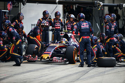 Carlos Sainz Jr., Scuderia Toro Rosso STR10 maakt pitstop en wisselt van voorvleugel