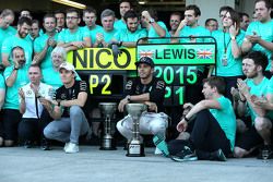 1. Lewis Hamilton, Mercedes AMG F1 Team, und 2. Nico Rosberg, Mercedes AMG F1 Team, feiern mit dem T