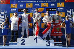 Podium: Le vainqueur de la course, Jose Maria Lopez, Citroën C-Elysée WTCC, Citroën World Touring Car team, le deuxième, Yvan Muller, Citroën C-Elysee WTCC, Citroën World Touring Car team, le troisième, Sébastien Loeb, Citroën C-Elysée WTCC, Citroën World Touring Car team