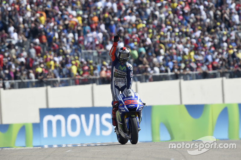 Pedrosa hizo un 'favor' a Lorenzo superando en las últimas vueltas en un intenso duelo a Valentino Rossi
