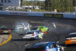 Danica Patrick, Stewart-Haas Racing Chevrolet, kollidiert mit David Ragan, Michael Waltrip Racing To