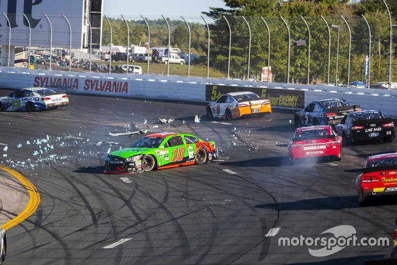 Danica Patrick, Stewart-Haas Racing Chevrolet crashes with David Ragan, Michael Waltrip Racing Toyota