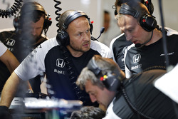 McLaren team aan het werk in de garage