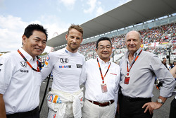 Jenson Button, McLaren met Yasuhisa Arai, Honda Motorsport Chief Officer en Takahiro Hachigo, Honda