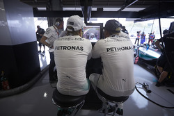 Lewis Hamilton, de Mercedes AMG F1 Team con Nico Rosberg, de Mercedes AMG F1