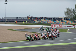 Jonathan Rea, Kawasaki, prend la tête au départ