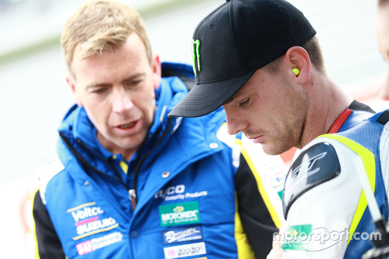 Alex Lowes, VOLTCOM Crescent Suzuki, und Teammanager Paul Denning