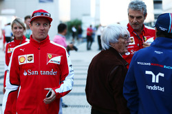 Kimi Raikkonen, Ferrari pasa a Bernie Ecclestone, Maurizio Arrivabene, Ferrari Director del Equipo y