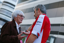 Bernie Ecclestone con Maurizio Arrivabene, Ferrari Director del Equipo