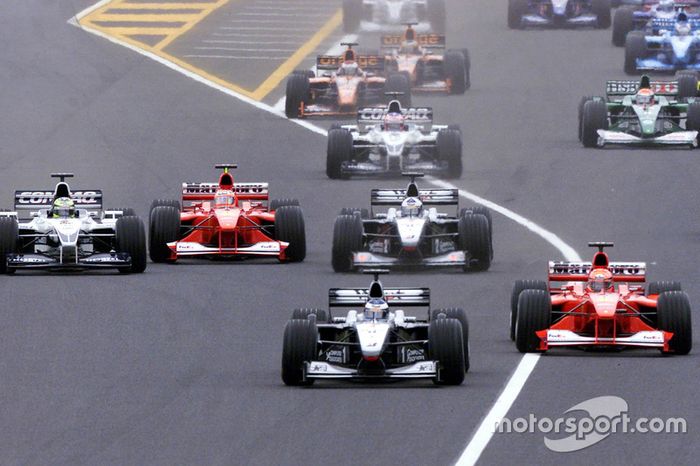 Inicio: Mika Hakkinen, McLaren yMichael Schumacher, Ferrari lideran