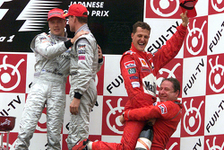 Podyum: Yarış galibi ve 2000 World Champion Michael Schumacher, Ferrari, ikinci Mika Hakkinen, McLar