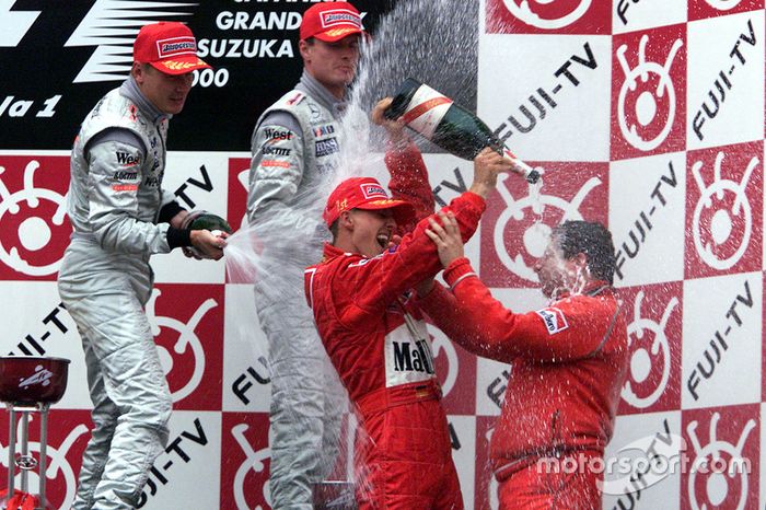 Podio: Ganador de la carrera y Campeon del Mundo del 2000 Michael Schumacher, Ferrari, segundo lugar