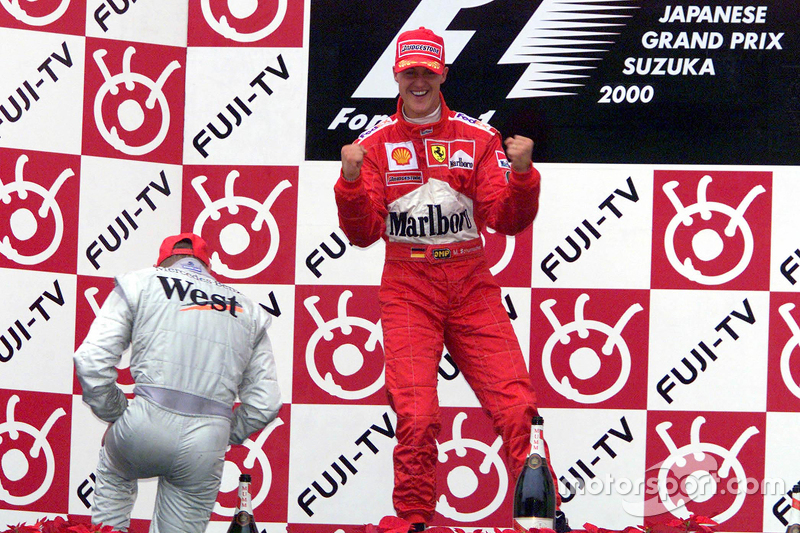 Podio: Il vincitore della gara e del Campionato del Mondo 2000, Michael Schumacher, Ferrari, e il secondo classificato Mika Hakkinen, McLaren