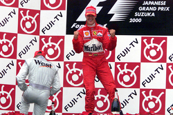 Podio: Ganador de la carrera y Campeon del Mundo del 2000 Michael Schumacher, Ferrari, segundo lugar