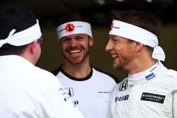Eric Boullier, McLaren Racing Director con Mike Collier, Entrenado personal y Jenson Button, McLaren