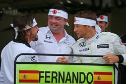 Fernando Alonso, McLaren celebra su GP 250 con Eric Boullier, Director de carreras de McLaren, Jenso