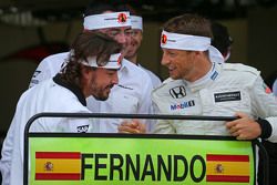 Fernando Alonso, McLaren celebra su GP 250 con Eric Boullier, Director de carreras de McLaren, Jenso