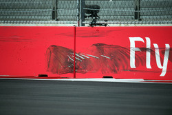 Marcas de neumáticos en la pared después de Carlos Sainz Jr., Scuderia Toro Rosso se estrelló en la