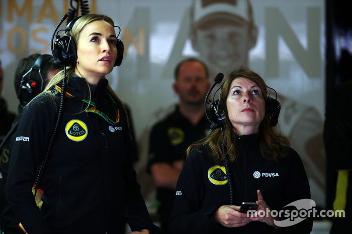 Carmen Jordá, piloto de desarrollo de equipo Lotus F1 con Clarisse Hoffmann, Gerente de comunicaciones de medios de Lotus F1 Team