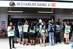 Medienauflauf vor der Box von Carlos Sainz Jr., Scuderia Toro Rosso, im 3. Freien Training
