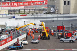 Bergungsarbeiten nach dem Unfall von Carlos Sainz Jr., Scuderia Toro Rosso STR10
