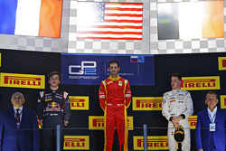 Podio: ganador de la carrera Alexander Rossi, Racing Engineering, segundo lugar Pierre Gasly, DAMS