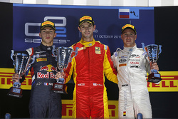 Podium: race winnaar Alexander Rossi, Racing Engineering, tweede Pierre Gasly, DAMS, derde Stoffel V