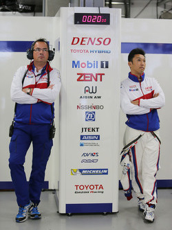 Kazuki Nakajima, Toyota Racing und Rob Leupen, Betriebsleiter bei Toyota Racing