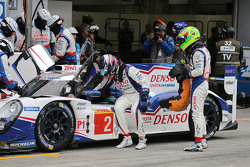 Stephane Sarrazin e Mike Conway, Technical Director Toyota Racing