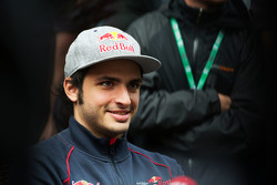 Карлос Сайнс мл., Scuderia Toro Rosso со СМИ