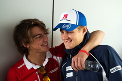 (da sx a dx): Roberto Merhi, Manor F1 Team con Marcus Ericsson, Sauber F1 Team