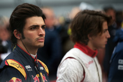 Карлос Сайнс мл., Scuderia Toro Rosso во время исполнения национального гимна