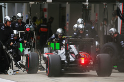 Дженсон Баттон, McLaren MP4-30 во время пит-стопа