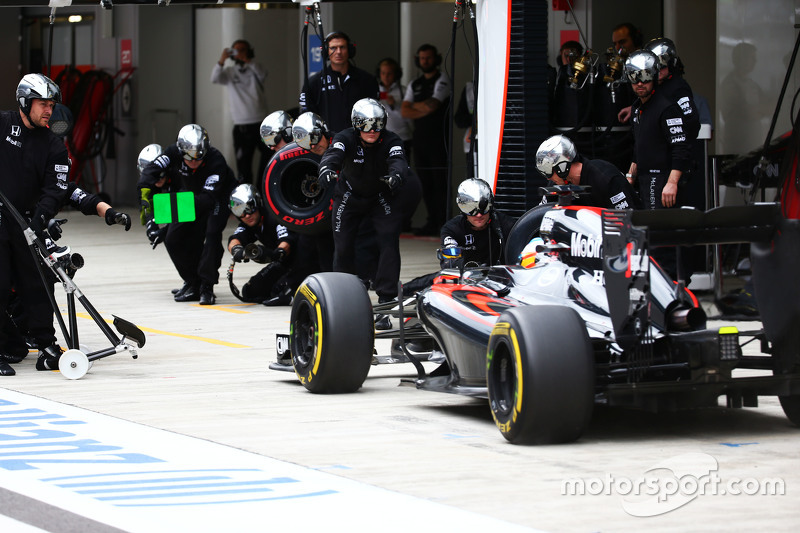 Jenson Button, McLaren MP4-30 hace una parada en pits