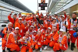 Sergio Pérez, Sahara Force India F1 celebra su tercera posición con los mariscales de la pista