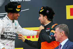 Победитель гонки - Льюис Хэмилтон, Mercedes AMG F1 празднует на подиуме с занявшим третье место - Се