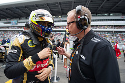 Pastor Maldonado, Lotus F1 Team con Mark Slade, Lotus F1 Team Ingeniero en la parrilla