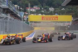 Daniil Kvyat, Red Bull Racing RB11 at the start of the race