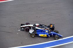 Nico Hülkenberg, Sahara Force India F1 VJM08, und Marcus Ericsson, Sauber C34, kollidieren beim Star