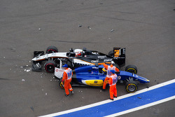 Авария на старте гонки - Нико Хюлькенберг, Sahara Force India F1 VJM08 и Маркус Эрикссон, Sauber C34