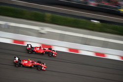 Sebastian Vettel, Ferrari SF15-T, und Teamkollege Kimi Räikkönen, Ferrari SF15-T, im Zweikampf