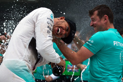 Победитель гонки - Льюис Хэмилтон, Mercedes AMG F1 празднует с командой