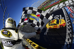 Il vincitore della gara Joey Logano, Team Penske Ford