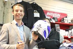 Sylvain Guintoli autografa un casco Shark