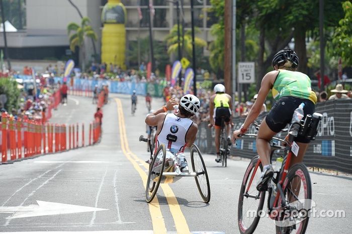 Alex Zanardi compite en el Triatlón Ironman de Hawaii