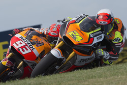 Toni Elias, Forward Racing davanti a Marc Marquez, Repsol Honda